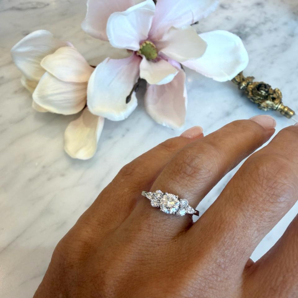 Anillo Aglaya